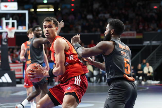 Oscar da Silva FC Bayern Basketball, 01 with Corey Davis Niners Chemnitz, 05 , GER, FC Bayern Basketball vs Niners Chemnitz, Basketball, easycredit Basketball Bundesliga, 29 Matchday, Season 2025 2026, 12 04 2026, GER, FC Bayern Basketball vs Niners Chemnitz, Basketball, easycredit Basketball Bundesliga, 29 Matchday, Season 2025 2026, 12 04 2026 Munich Copyright: xEibner-Pressefoto JennixMaulx EP_JML