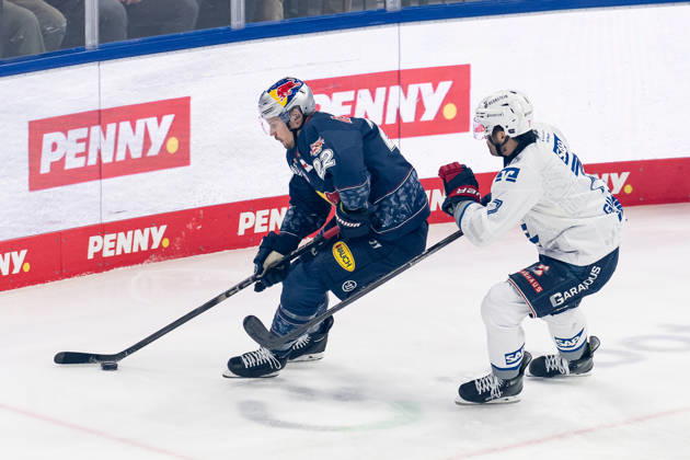 Fight for the puck duel between Ville Pokka EHC Red Bull Muenchen, 22 and John Gilmour Adler Mannheim, 7 GER, EHC Red Bull Muenchen vs Adler Mannheim, ice hockey, DEL, playoffs, semi-final game 4, season 2025 2026, 14 04 2026 GER, EHC Red Bull Muenchen vs Adler Mannheim, ice hockey, DEL, playoffs, semi-final game 4, season 2025 2026, 14 04 2026 Muenchen Copyright: xEibner-Pressefoto FranzxFeinerx EP_HFR