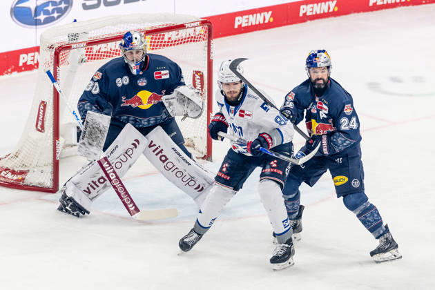 Ryan Murphy EHC Red Bull Muenchen, 24 defends against Maximilian Heim Adler Mannheim, 86 in front of Antoine Bibeaus goal Goalkeeper, EHC Red Bull Muenchen, 30 GER, EHC Red Bull Muenchen vs Adler Mannheim, Ice Hockey, DEL, Playoffs, Semifinal Game 4, 2025 2026 Season, 14 04 2026 GER, EHC Red Bull Muenchen vs Adler Mannheim, Ice Hockey, DEL, Playoffs, Semifinal Game 4, 2025 2026 Season, 14 04 2026 Muenchen Copyright: xEibner-Pressefoto FranzxFeinerx EP_HFR