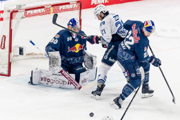 Ville Pokka EHC Red Bull Muenchen, 22 defends against Kris Bennett Adler Mannheim, 21 in front of Antoine Bibeaus goal Goalkeeper, EHC Red Bull Muenchen, 30 GER, EHC Red Bull Muenchen vs Adler Mannheim, Ice Hockey, DEL, Playoffs, Semifinal Game 4, 2025 2026 Season, 14 04 2026 GER, EHC Red Bull Muenchen vs Adler Mannheim, Ice Hockey, DEL, Playoffs, Semifinal Game 4, 2025 2026 Season, 14 04 2026 Muenchen Copyright: xEibner-Pressefoto FranzxFeinerx EP_HFR
