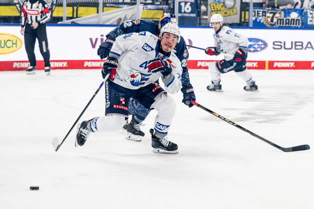 Battle for the puck duel between Ville Pokka EHC Red Bull Muenchen, 22 and Justin Schuetz Adler Mannheim, 74 GER, EHC Red Bull Muenchen vs Adler Mannheim, ice hockey, DEL, playoffs, semi-final game 4, 2025 2026 season, 14 04 2026 GER, EHC Red Bull Muenchen vs Adler Mannheim, ice hockey, DEL, playoffs, semi-final game 4, 2025 2026 season, 14 04 2026 Muenchen Copyright: xEibner-Pressefoto HeikexFeinerx EP_HFR