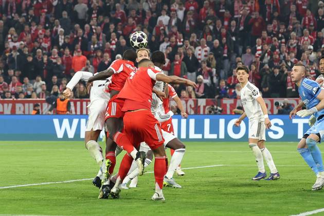 in duel, action, with Dayot Upamecano 2 FC Bayern Muenchen , Jude Bellingham 5 CF Real Madrid , Jonathan Tah 4 FC Bayern Muenchen , FC Bayern Muenchen vs Real Madrid, football, UEFA, Champions League, quarter-final, second leg, 15 04 2026 Muenchen Bayern Germany Copyright: xkolbert-press ChristianxKolbertx