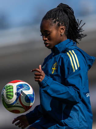 260416 Monica Jusu Bah of the Swedish women s national football team during a training session on April 16, 2026 in Gothenburg Photo Mathias Bergeld BILDBYRAN code MB MB1364 fotboll football soccer fotball vm kval kval fifa womens world cup qualifier qualifier träning practice training sverige sweden dam bbeng women kvinner  Copyright: MATHIASxBERGELD BB260416MB026