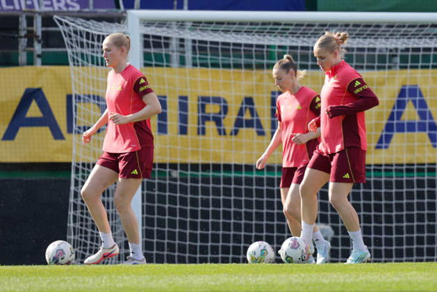 17 04 2026, xgrfx, Football DFB Media Dates, German Womens National Team Training f l Camilla Küver, Sarai Linder, Jella Veit German Womens National Team DFL DFB REGULATIONS PROHIBIT ANY USE OF PHOTOGRAPHS as IMAGE SEQUENCES and or QUASI VIDEO Ried