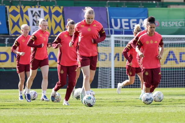 17 04 2026, xgrfx, Football DFB Media Dates, German Womens National Team Training v l Jella Veit, Shekiera Martinez German Womens National Team DFL DFB REGULATIONS PROHIBIT ANY USE OF PHOTOGRAPHS as IMAGE SEQUENCES and or QUASI VIDEO Ried
