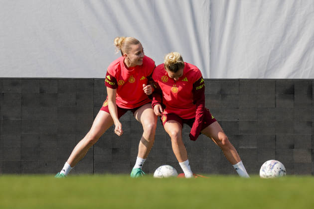17 04 2026, xgrfx, Football DFB Media Dates, German Womens National Team Training v l Laura Freigang, Linda Dallmann German Womens National Team DFL DFB REGULATIONS PROHIBIT ANY USE OF PHOTOGRAPHS as IMAGE SEQUENCES and or QUASI VIDEO Ried