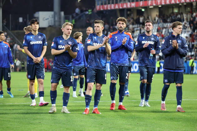 17 04 2026, xrekx, Fussball 2 Bundesliga, SV Elversberg Karlsruher SC v l KSC Mannschaft bedankkt sich dank sich bei den Fans, the player thanks the fans for their support Marvin Wanitzek Karlsruher SC DFL DFB REGULATIONS PROHIBIT ANY USE OF PHOTOGRAPHS as IMAGE SEQUENCES and or QUASI VIDEO Elversberg