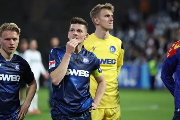 17 04 2026, xrekx, Fußball 2 Bundesliga, SV Elversberg Karlsruher SC v l Spielende Marvin Wanitzek Karlsruher SC enttaeuscht, enttäuscht, schaut enttaeuscht, niedergeschlagen, disappointed vor den Fans DFL DFB REGULATIONS PROHIBIT ANY USE OF PHOTOGRAPHS as IMAGE SEQUENCES and or QUASI VIDEO Elversberg
