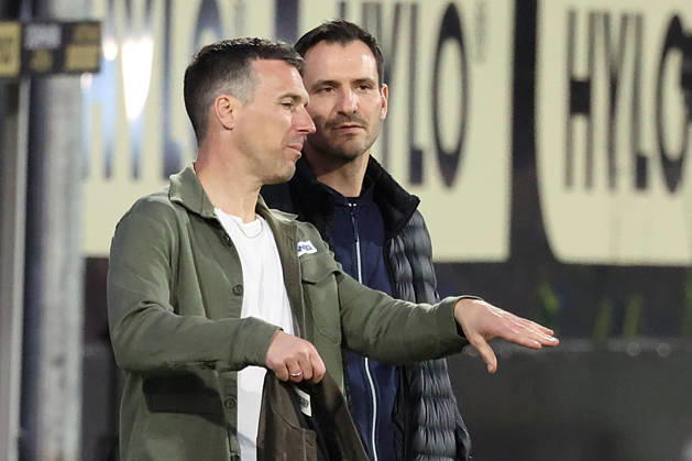 17 04 2026, xrekx, Fußball 2 Bundesliga, SV Elversberg Karlsruher SC v l Spielende Christian Eichner Trainer Karlsruher SC gibt Anweisungen, gestikuliert, mit den Armen gestikulieren gives instructions, gesticulate Mario Eggimann Geschäftsführer Sport Karlsruher SC DFL DFB REGULATIONS PROHIBIT ANY USE OF PHOTOGRAPHS as IMAGE SEQUENCES and or QUASI VIDEO Elversberg