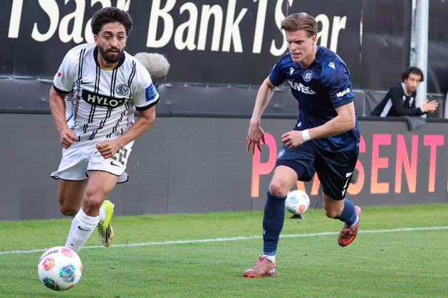 17 04 2026, xrekx, Soccer 2 Bundesliga, SV Elversberg Karlsruher SC v l Immanuel Pherai SV 07 Elversberg Dzenis Burnic Karlsruher SC DFL DFB REGULATIONS PROHIBIT ANY USE OF PHOTOGRAPHS as IMAGE SEQUENCES and or QUASI VIDEO Elversberg