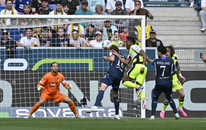 Penalty area scene, goal area scene Goal shot Action Goal chance Carney Chukwuemeka Borussia Dortmund BVB 17 vs Wouter Burger TSG 1899 Hoffenheim 18 Goalkeeper Oliver Baumann TSG 1899 Hoffenheim 01 TSG 1899 Hoffenheim vs Borussia Dortmund BVB 18 04 2026 DFL REGULATIONS PROHIBIT ANY USE OF PHOTOGRAPHS AS IMAGE SEQUENCES AND OR QUASI VIDEO TSG 1899 Hoffenheim vs Borussia Dortmund