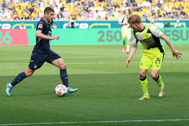 18 04 2026, xrekx, Fussball 1 Bundesliga, TSG 1899 Hoffenheim Borussia Dortmund v l Andrej Kramaric TSG 1899 Hoffenheim Daniel Svensson Borussia Dortmund Zweikampf, Aktion, action, battle for the ball DFL DFB REGULATIONS PROHIBIT ANY USE OF PHOTOGRAPHS as IMAGE SEQUENCES and or QUASI VIDEO Sinsheim
