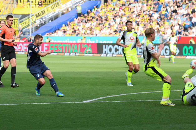 18 04 2026, xrekx, Soccer 1 Bundesliga, TSG 1899 Hoffenheim Borussia Dortmund v l Goal kick Andrej Kramaric TSG 1899 Hoffenheim Niklas Süle Suele Borussia Dortmund Handball DFL DFB REGULATIONS PROHIBIT ANY USE OF PHOTOGRAPHS as IMAGE SEQUENCES and or QUASI VIDEO Sinsheim