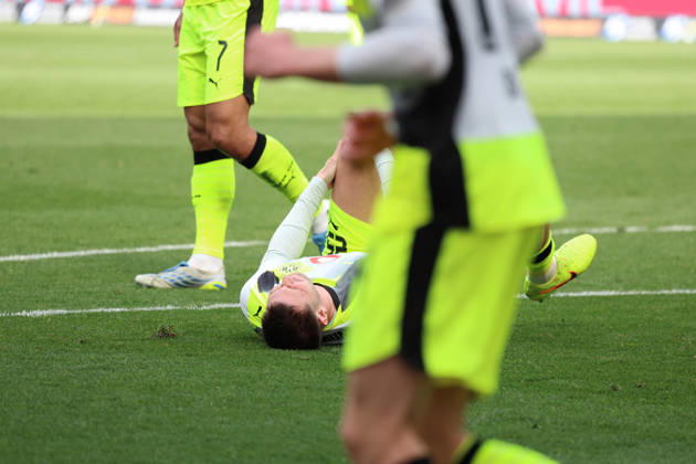18 04 2026, xrekx, Fussball 1 Bundesliga, TSG 1899 Hoffenheim Borussia Dortmund v l Niklas Süle Suele Borussia Dortmund verletzt, Verletzung, Schmerz, Schmerzen, injured, injury, pain, pains DFL DFB REGULATIONS PROHIBIT ANY USE OF PHOTOGRAPHS as IMAGE SEQUENCES and or QUASI VIDEO Sinsheim