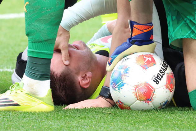 18 04 2026, xrekx, Fussball 1 Bundesliga, TSG 1899 Hoffenheim Borussia Dortmund v l Niklas Süle Suele Borussia Dortmund verletzt, Verletzung, Schmerz, Schmerzen, injured, injury, pain, pains DFL DFB REGULATIONS PROHIBIT ANY USE OF PHOTOGRAPHS as IMAGE SEQUENCES and or QUASI VIDEO Sinsheim