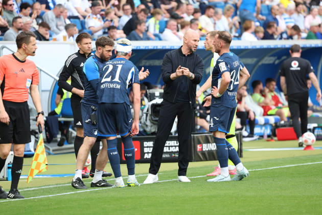 18 04 2026, xrekx, Fussball 1 Bundesliga, TSG 1899 Hoffenheim Borussia Dortmund v l Albian Hajdari TSG 1899 Hoffenheim Christian Ilzer Trainer TSG 1899 Hoffenheim Vladimir Coufal TSG 1899 Hoffenheim gives instructions, gesticulates, gesticulate with arms gives instructions, gesticulate DFL DFB REGULATIONS PROHIBIT ANY USE OF PHOTOGRAPHS as IMAGE SEQUENCES and or QUASI VIDEO Sinsheim