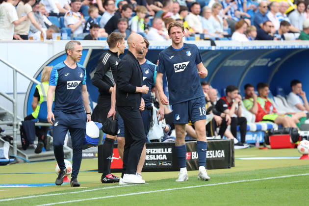 18 04 2026, xrekx, Fußball 1 Bundesliga, TSG 1899 Hoffenheim Borussia Dortmund v l Christian Ilzer Trainer TSG 1899 Hoffenheim Wouter Burger TSG 1899 Hoffenheim verletzt, Verletzung, Schmerz, Schmerzen, injured, injury, pain, pains DFL DFB REGULATIONS PROHIBIT ANY USE OF PHOTOGRAPHS as IMAGE SEQUENCES and or QUASI VIDEO Sinsheim