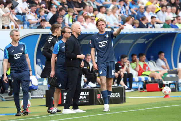 18 04 2026, xrekx, Fußball 1 Bundesliga, TSG 1899 Hoffenheim Borussia Dortmund v l Christian Ilzer Trainer TSG 1899 Hoffenheim Wouter Burger TSG 1899 Hoffenheim verletzt, Verletzung, Schmerz, Schmerzen, injured, injury, pain, pains DFL DFB REGULATIONS PROHIBIT ANY USE OF PHOTOGRAPHS as IMAGE SEQUENCES and or QUASI VIDEO Sinsheim
