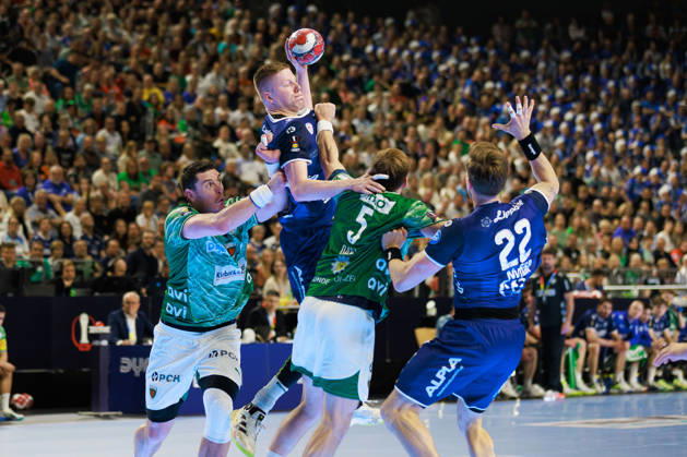 Niels VERSTEIJNEN TBV Lemgo Lippe, 25 with a pass to Adam NYFJAELL TBV Lemgo Lippe, 22 GER, TBV Lemgo Lippe vs Fuechse Berlin, handball, DHB Pokal, semi-final, 2025 2026 season, 18 04 2026, GER, TBV Lemgo Lippe vs Fuechse Berlin, handball, DHB Pokal, semi-final, 2025 2026 season, 18 04 2026, Cologne Copyright: xEibnerxPressefoto OliverxSchmidtx EP_OST