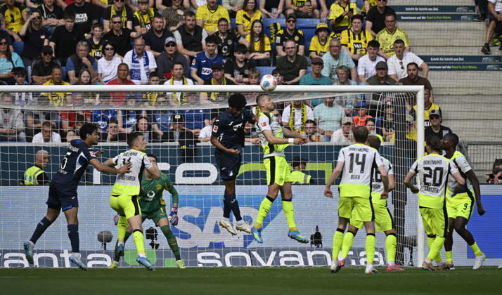 Penalty area scene, goal area scene header duel duel action Waldemar Anton Borussia Dortmund BVB 03 TSG 1899 Hoffenheim vs Borussia Dortmund BVB 18 04 2026 DFL REGULATIONS PROHIBIT ANY USE OF PHOTOGRAPHS AS IMAGE SEQUENCES AND OR QUASI VIDEO TSG 1899 Hoffenheim vs Borussia Dortmund