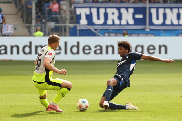 18 04 2026, xtvx, Fussball 1 Bundesliga, TSG 1899 Hoffenheim Borussia Dortmund v l Zweikampf, Duell, duel, tackle, compete Julian Ryerson Borussia Dortmund Bernardo TSG 1899 Hoffenheim DFL DFB REGULATIONS PROHIBIT ANY USE OF PHOTOGRAPHS as IMAGE SEQUENCES and or QUASI VIDEO Sinsheim