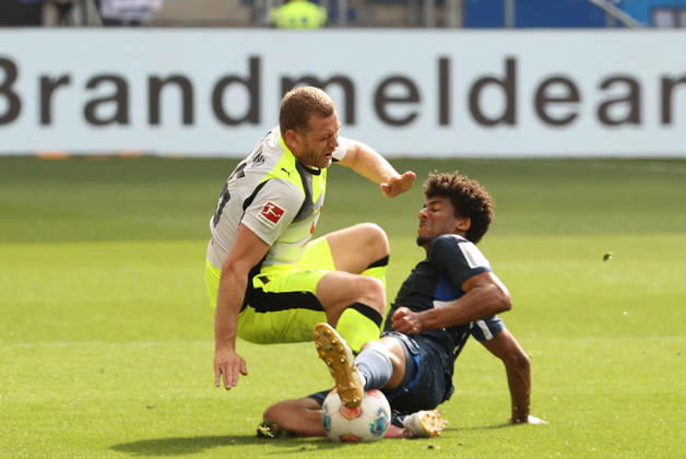 18 04 2026, xtvx, Fussball 1 Bundesliga, TSG 1899 Hoffenheim Borussia Dortmund v l Zweikampf, Duell, duel, tackle, compete Julian Ryerson Borussia Dortmund Bernardo TSG 1899 Hoffenheim DFL DFB REGULATIONS PROHIBIT ANY USE OF PHOTOGRAPHS as IMAGE SEQUENCES and or QUASI VIDEO Sinsheim