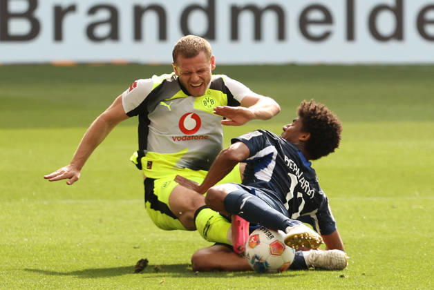 18 04 2026, xtvx, Fussball 1 Bundesliga, TSG 1899 Hoffenheim Borussia Dortmund v l Zweikampf, Duell, duel, tackle, compete Julian Ryerson Borussia Dortmund Bernardo TSG 1899 Hoffenheim DFL DFB REGULATIONS PROHIBIT ANY USE OF PHOTOGRAPHS as IMAGE SEQUENCES and or QUASI VIDEO Sinsheim