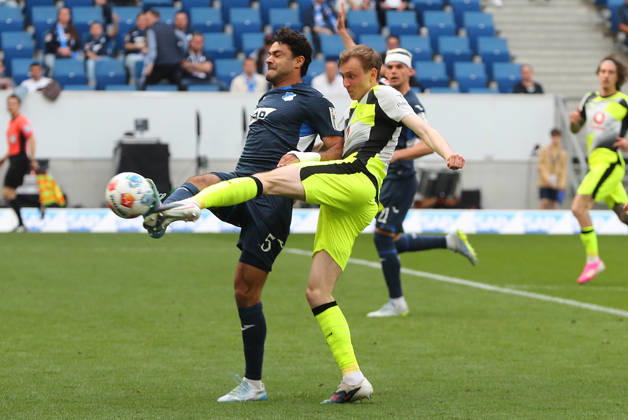 18 04 2026, xtvx, Fussball 1 Bundesliga, TSG 1899 Hoffenheim Borussia Dortmund v l Torschuss, has a shot on goal Ozan Kabak TSG 1899 Hoffenheim Maximilian Beier Borussia Dortmund DFL DFB REGULATIONS PROHIBIT ANY USE OF PHOTOGRAPHS as IMAGE SEQUENCES and or QUASI VIDEO Sinsheim