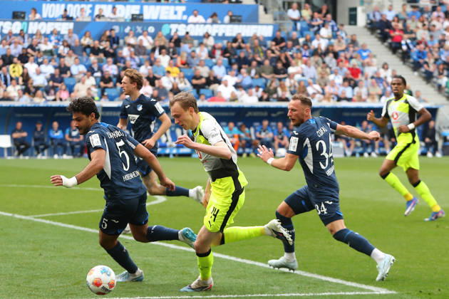 18 04 2026, xtvx, Fußball 1 Bundesliga, TSG 1899 Hoffenheim Borussia Dortmund v l Zweikampf, Duell, duel, tackle, compete Ozan Kabak TSG 1899 Hoffenheim Maximilian Beier Borussia Dortmund DFL DFB REGULATIONS PROHIBIT ANY USE OF PHOTOGRAPHS as IMAGE SEQUENCES and or QUASI VIDEO Sinsheim