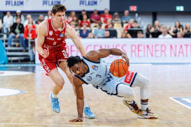 Richard Balint BMA365 Bamberg Baskets, 11 , Christopher Clemons EWE Baskets Oldenburg, 03 , BMA365 Bamberg Baskets vs EWE Baskets Oldenburg, Basketball, easyCredit BBL, Matchday 30, 18 04 2026 BMA365 Bamberg Baskets vs EWE Baskets Oldenburg, Basketball, easyCredit BBL, Matchday 30, 18 04 2026 Bamberg Copyright: xEibner-Pressefoto G.xSantemizx EP_EER