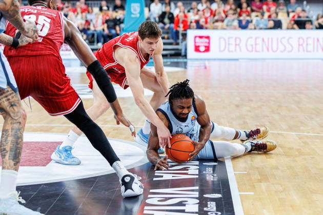 Richard Balint BMA365 Bamberg Baskets, 11 , Christopher Clemons EWE Baskets Oldenburg, 03 , BMA365 Bamberg Baskets vs EWE Baskets Oldenburg, Basketball, easyCredit BBL, Matchday 30, 18 04 2026 BMA365 Bamberg Baskets vs EWE Baskets Oldenburg, Basketball, easyCredit BBL, Matchday 30, 18 04 2026 Bamberg Copyright: xEibner-Pressefoto G.xSantemizx EP_EER