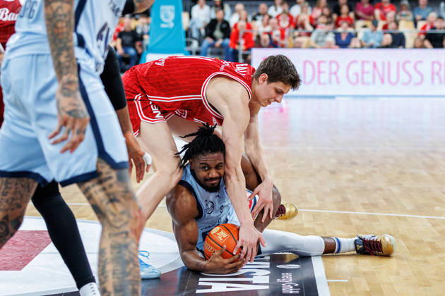 Richard Balint BMA365 Bamberg Baskets, 11 , Christopher Clemons EWE Baskets Oldenburg, 03 , BMA365 Bamberg Baskets vs EWE Baskets Oldenburg, Basketball, easyCredit BBL, Matchday 30, 18 04 2026 BMA365 Bamberg Baskets vs EWE Baskets Oldenburg, Basketball, easyCredit BBL, Matchday 30, 18 04 2026 Bamberg Copyright: xEibner-Pressefoto G.xSantemizx EP_EER