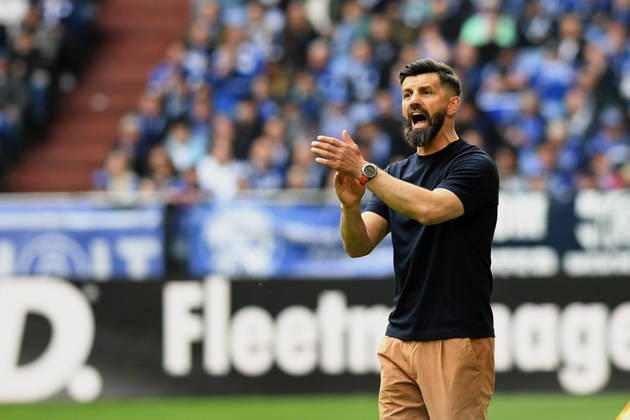 Coach Miron Muslic FC Schalke 04 gestures, gestures during the 2 Bundesliga match between FC Schalke 04 and Preußen Münster, Veltins Arena on April 19, 2026 in Gelsenkirchen, Germany Photo by Ralf Treese DeFodi Images Trainer Miron Muslic FC Schalke 04 gestures during the 2 Bundesliga match between FC Schalke 04 and Preußen Münster at Veltins Arena on April 19, 2026 in Gelsenkirchen, Germany Photo by Ralf Treese DeFodi Images DFB DFL REGULATIONS PROHIBIT ANY USE OF PHOTOGRAPHS AS IMAGE SEQUENCES AND OR QUASI VIDEO Photo by Ralf Treese DeFodi Images