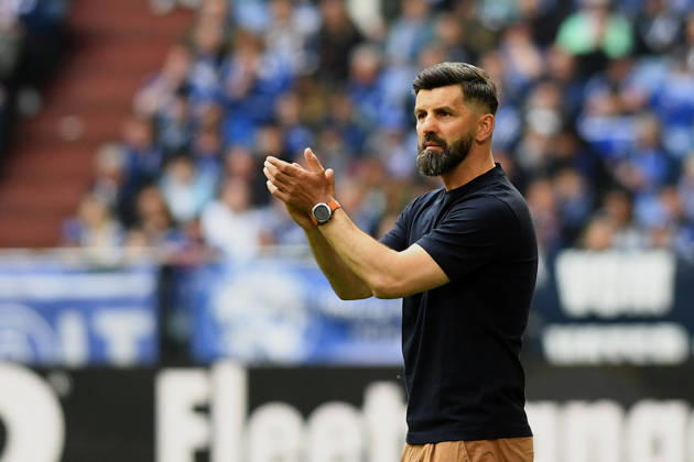 Coach Miron Muslic FC Schalke 04 gestures, gestures during the 2 Bundesliga match between FC Schalke 04 and Preußen Münster, Veltins Arena on April 19, 2026 in Gelsenkirchen, Germany Photo by Ralf Treese DeFodi Images Trainer Miron Muslic FC Schalke 04 gestures during the 2 Bundesliga match between FC Schalke 04 and Preußen Münster at Veltins Arena on April 19, 2026 in Gelsenkirchen, Germany Photo by Ralf Treese DeFodi Images DFB DFL REGULATIONS PROHIBIT ANY USE OF PHOTOGRAPHS AS IMAGE SEQUENCES AND OR QUASI VIDEO Photo by Ralf Treese DeFodi Images