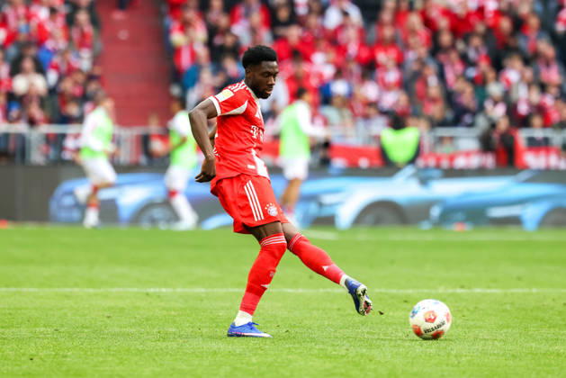 Alphonso Davies FC Bayern Muenchen, 19 with ball, GER, FC Bayern Muenchen vs VfB Stuttgart, Football, Bundesliga, Matchday 30, Season 2025 2026, 19 04 2026, DFL DFB REGULATIONS PROHIBIT ANY USE OF PHOTOGRAPHS as IMAGE SEQUENCES and or QUASI VIDEO, GER, FC Bayern Muenchen vs VfB Stuttgart, Football, Bundesliga, Matchday 30, Season 2025 2026, 19 04 2026 Muenchen Copyright: xEibner-Pressefoto JennixMaulx EP_JML