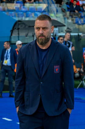 GenoaÕs head coach Daniele De Rossi during the Serie A soccer match between Pisa and Genoa at the Romeo Anconetani Stadium in Pisa, Italy - Sunday, April 19, 2026. - Soccer . Copyright: xTanoxPecoraro LaPressex