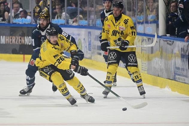 19 04 2026 xkhx Kassel, Probonio Arena Ice Hockey DEL 2 Playoff Season 2025 2026 Second Final Kassel Huskies Krefeld Pinguine Dominic Turgeon 91, Kassel Huskies against Daniel Bruch and Jonathan Matsumoto Krefeld