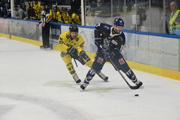 19 04 2026 xkhx Kassel, Probonio Arena Ice Hockey DEL 2 Playoff Season 2025 2026 Second Final Kassel Huskies Krefeld Penguins Philip Gogulla Krefeld vs Tyler Benson 17, Kassel Huskies