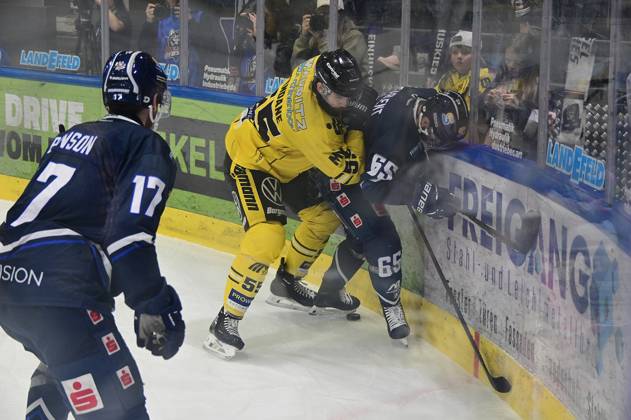 19 04 2026 xkhx Kassel, Probonio Arena Ice Hockey DEL 2 Playoff Season 2025 2026 Second Final Kassel Huskies Krefeld Penguins Davis Vandane Krefeld vs Hunter Garlent 65, Kassel Huskies