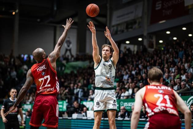 Marco Hollersbacher Gladiators Trier in duel with Isiaha Mike FC Bayern Muenchen Basketball , Vet Concept Gladiators Trier vs FC Bayern Muenchen Basketball , Basketball, easyCredit BBL, Matchday 30, Season 2025 2026, 20 04 2026 Vet Concept Gladiators Trier vs FC Bayern Muenchen Basketball , Basketball, easyCredit BBL, Matchday 30, Season 2025 2026, 20 04 2026 Copyright: xEibner-Pressefoto AlexanderxNeisx EP_ANS