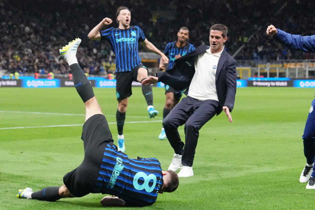 Inter Milan™s Petar Sucic celebrates after scoring 3-2 ( with Inter Milan™s head coach Cristian Chivu ) during the Frecciarossa Italian Cup 2025 2026 soccer match between Inter and Como at the San Siro Stadium in Milan, north Italy - Tuesday , April 21 , 2026. - Soccer . Copyright: xSpada LaPressex