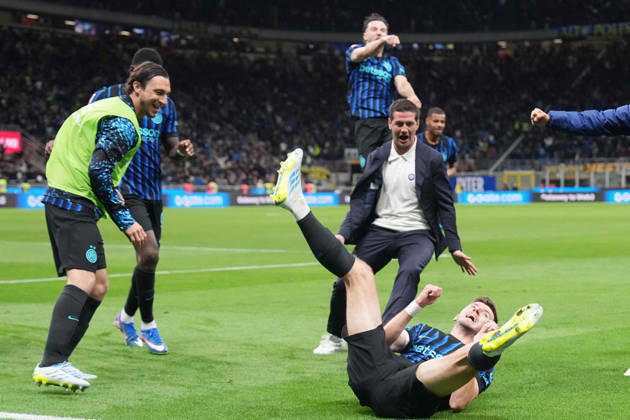 Inter Milan™s Petar Sucic celebrates after scoring 3-2 ( with Inter Milan s Hakan Calhanoglu during the Frecciarossa Italian Cup 2025 2026 soccer match between Inter and Como at the San Siro Stadium in Milan, north Italy - Tuesday , April 21 , 2026. - Soccer . Copyright: xSpada LaPressex