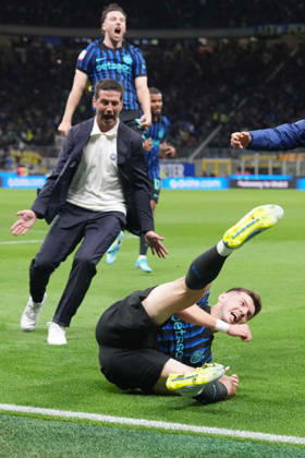 Inter Milan™s Petar Sucic celebrates after scoring 3-2 ( with Inter Milan s Hakan Calhanoglu during the Frecciarossa Italian Cup 2025 2026 soccer match between Inter and Como at the San Siro Stadium in Milan, north Italy - Tuesday , April 21 , 2026. - Soccer . Copyright: xSpada LaPressex