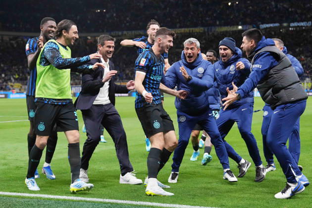 Inter Milan™s Petar Sucic celebrates after scoring 3-2 ( with Inter Milan s Hakan Calhanoglu during the Frecciarossa Italian Cup 2025 2026 soccer match between Inter and Como at the San Siro Stadium in Milan, north Italy - Tuesday , April 21 , 2026. - Soccer . Copyright: xSpada LaPressex