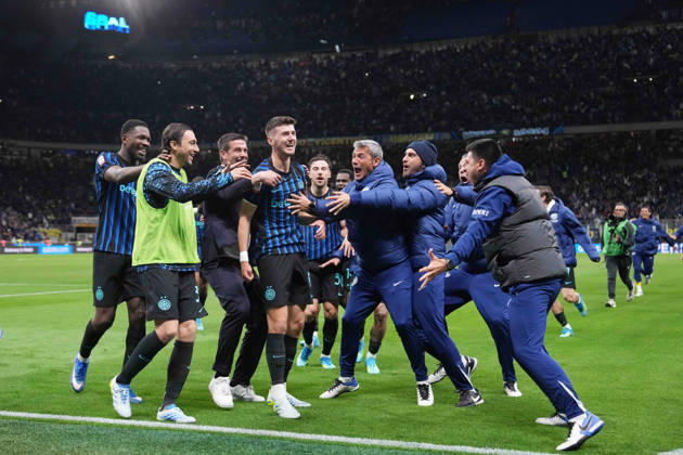 Inter Milan™s Petar Sucic celebrates after scoring 3-2 ( with Inter Milan s Hakan Calhanoglu during the Frecciarossa Italian Cup 2025 2026 soccer match between Inter and Como at the San Siro Stadium in Milan, north Italy - Tuesday , April 21 , 2026. - Soccer . Copyright: xSpada LaPressex