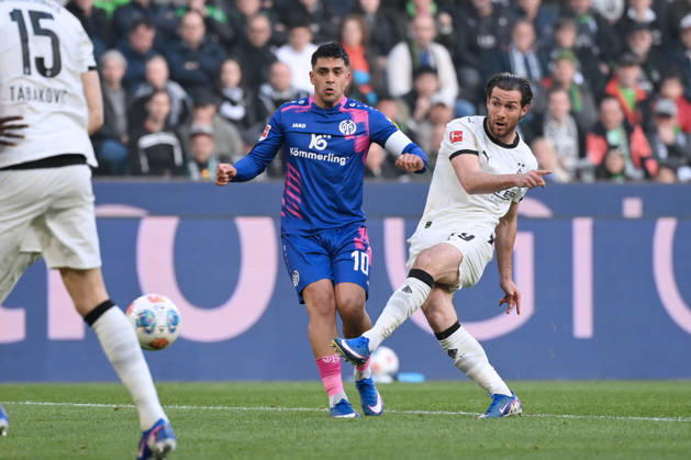 Joe Scally Borussia Moenchengladbach , re , scores the goal with this shot to 1 0, left Nadiem Amiri Mainz 05 19 04 2026, Soccer 1 Bundesliga, Season 2025 2026, 30 Matchday, Borussia Mönchengladbach FSV Mainz 05 1 1 DFL regulations prohibit any use of photographs as image sequences and or quasi video Moenchengladbach Borussia Park Nordrhein Westfalen Germany Team2