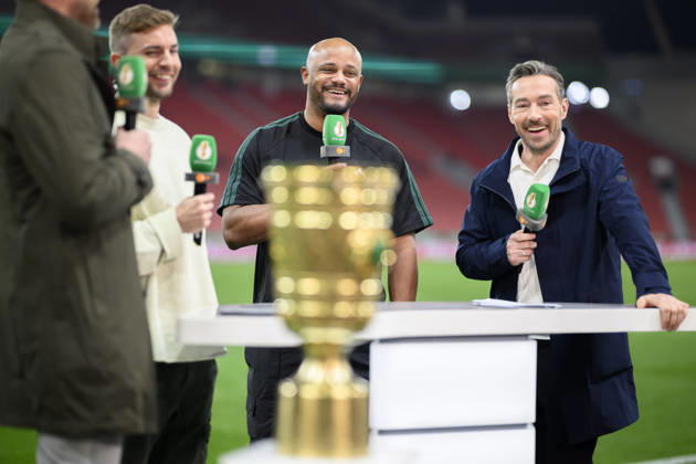 Coach Vincent Kompany Bayern Munich is behind the DFB Cup, laughs, good mood after the game at the ZDF interview, l r Christoph Kramer former football player, ZDF football expert , Kompany, Sven Voss ZDF presenter football DFB Cup semi-final Bayer 04 Leverkusen Bayern Munich, on 22 04 2026 in Leverkusen Germany BayArena
