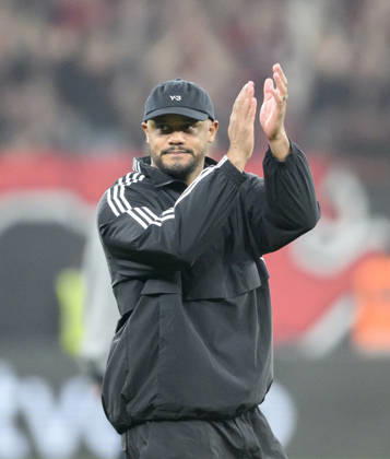Coach Vincent Kompany Bayern Munich claps, gesture, gesture Soccer DFB Cup Semifinal Bayer 04 Leverkusen Bayern Munich 0 2, on 22 04 2026 in Leverkusen Germany BayArena