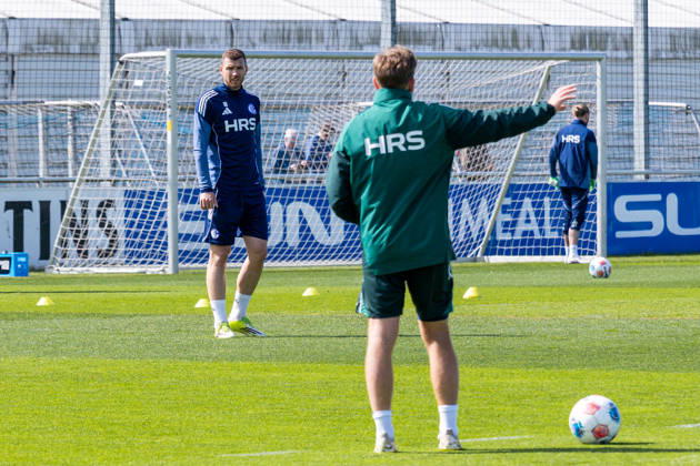 24 04 2026, Football, Training of FC Schalke 04 Edin Dzeko FC Schalke 04 it returned to training after his injury Gelsenkirchen Training ground FC Schalke 04 NRW Germany xRHR PHOTO YYx Copyright: RHR-FOTOx RHR-FOTO YY