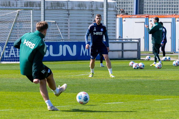 24 04 2026, Football, Training of FC Schalke 04 Edin Dzeko FC Schalke 04 has returned to training after his injury Gelsenkirchen Training ground FC Schalke 04 NRW Germany xRHR PHOTO YYx Copyright: RHR-FOTOx RHR-FOTO YY